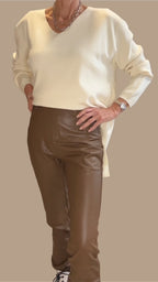 Bootcut Stretchhhose aus veganem Leder in Schokobraun